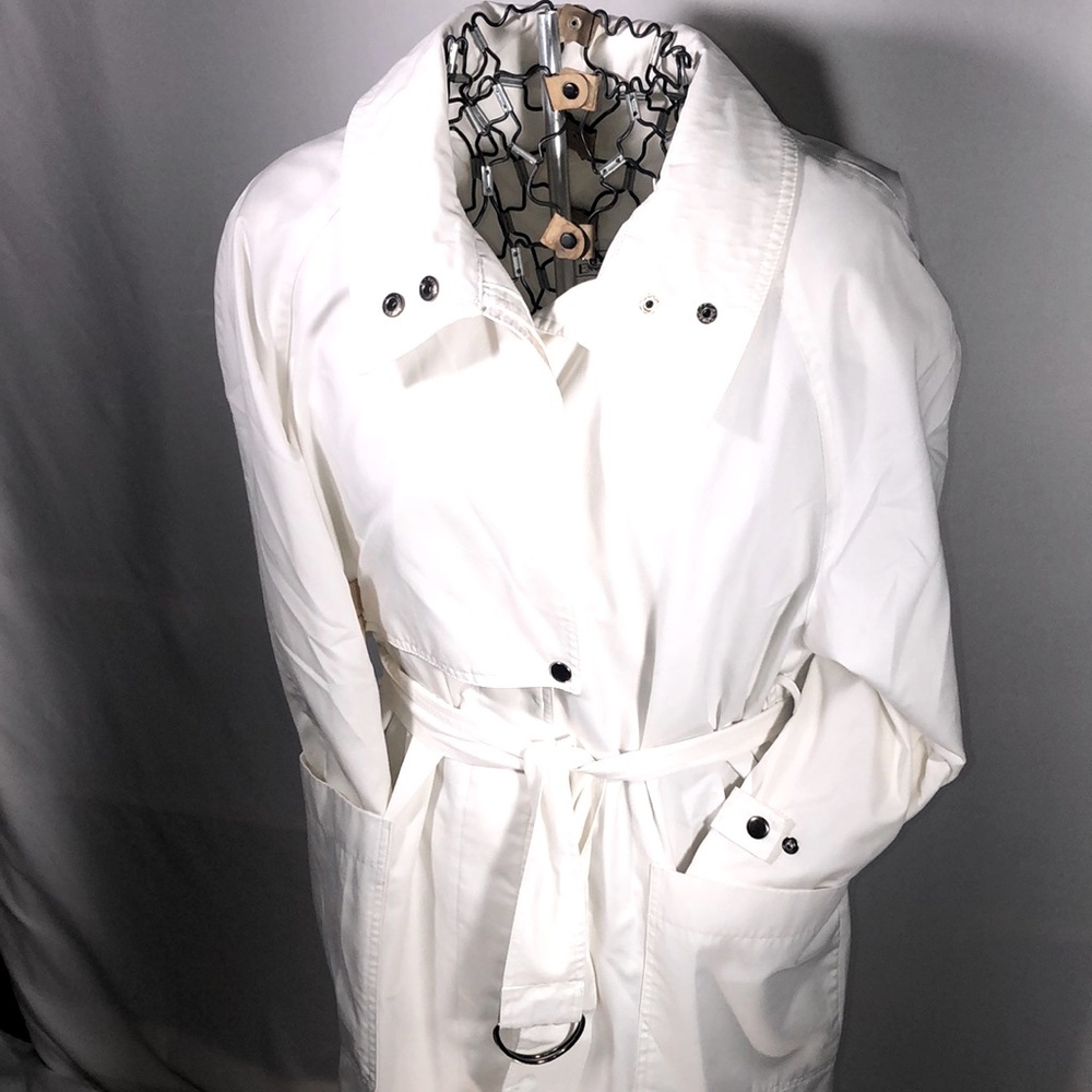 NWOT Incredible Off-White Trench Coat w/ Many Snaps Belted 8-10